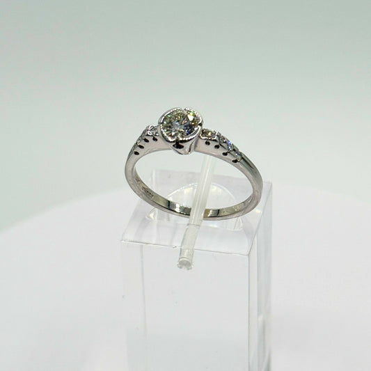 18ct Round Cut Diamond With Shoulder Diamonds Set Ring