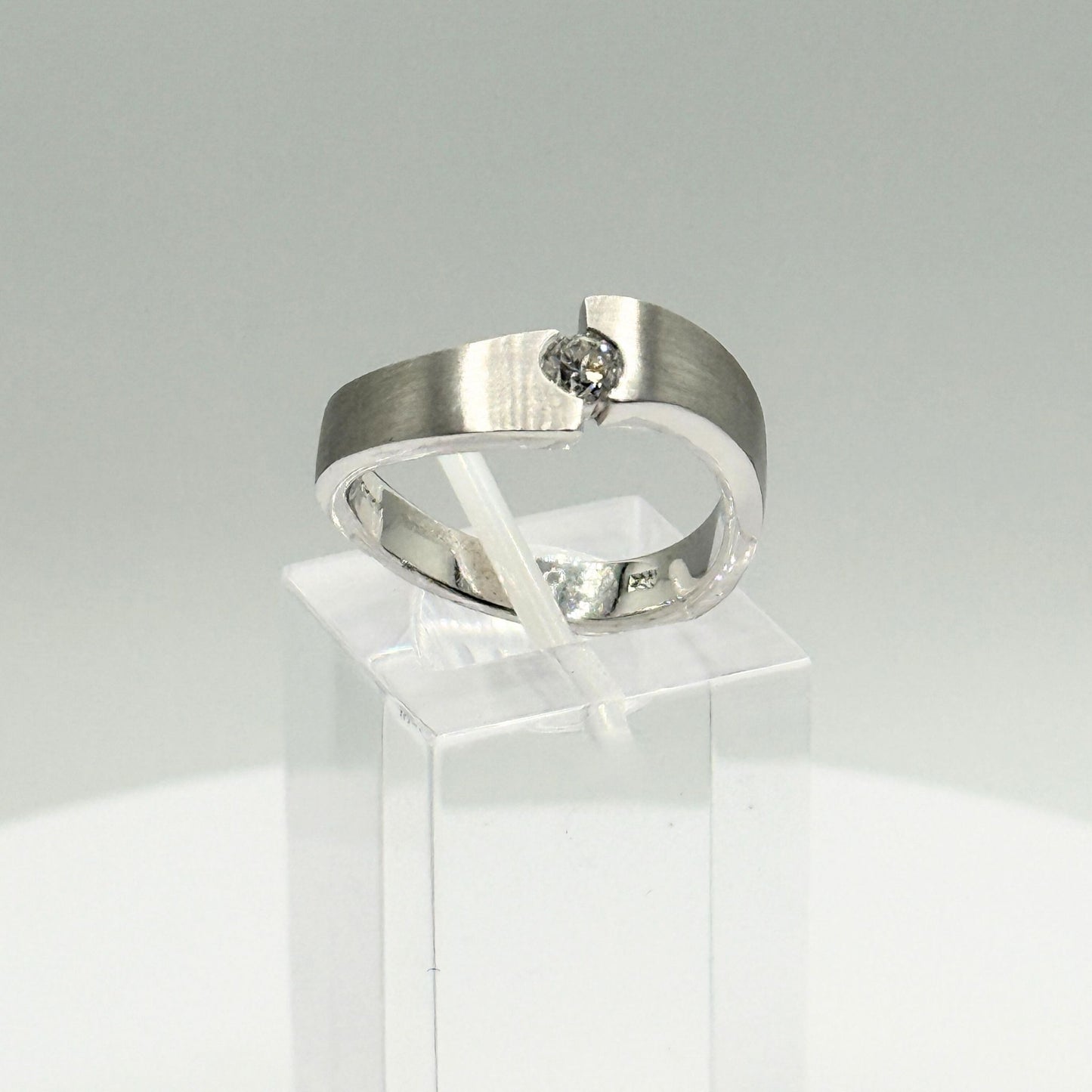 18ct White Gold Cross Over Single Diamond Set Ring