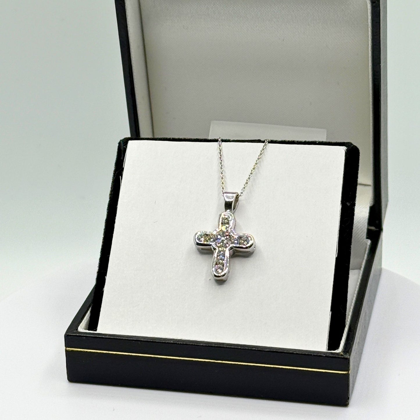 18ct White Gold & Diamond Cross Pendant Set