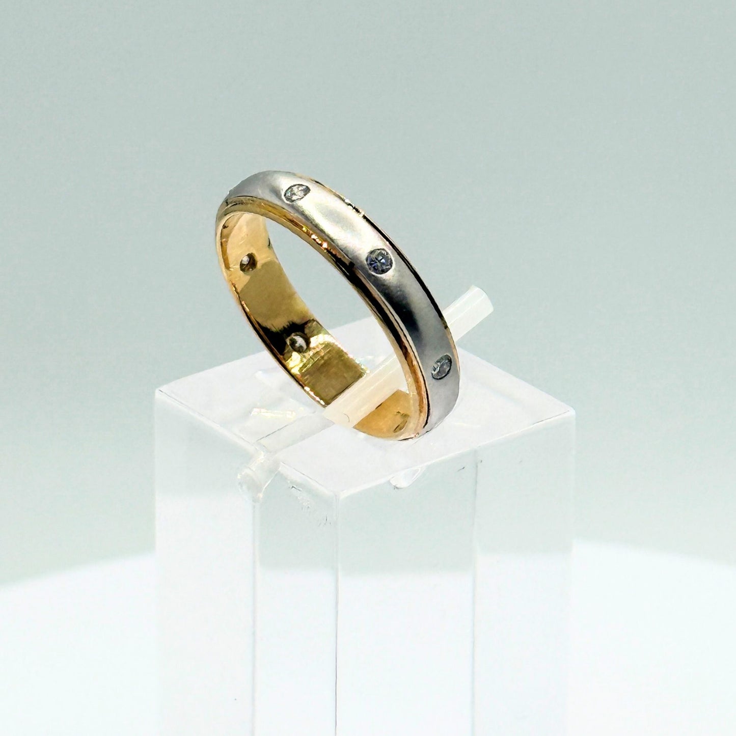 18ct Yellow & White Gold Band Ring With Eight Round Brilliant-Cut Diamonds