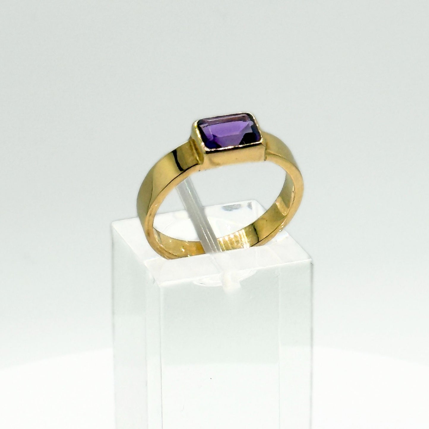 9ct Yellow Gold & Faceted Oblong Amethyst Dress Ring