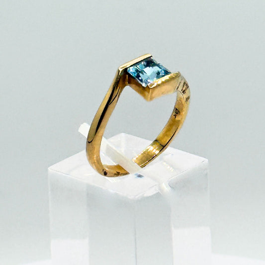 9ct Yellow Gold & Square Blue Topaz Dress Ring